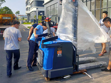 科力電動堆高車進行裝卸、堆高、堆垛和短距離運輸作業(yè)